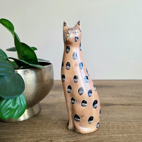 Hand carved hand painted soap stone cat figurine. - Picture 1 of 7